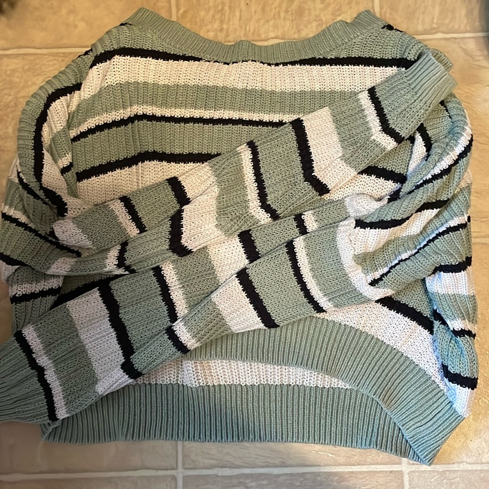 Green black and white striped cropped knitted sweater
